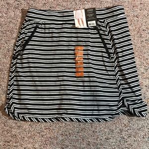 NWT Jones New York sporty skort. Black & white